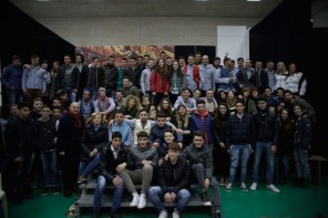 UNA-CLASSE-DIETRO-LE-SBARRE